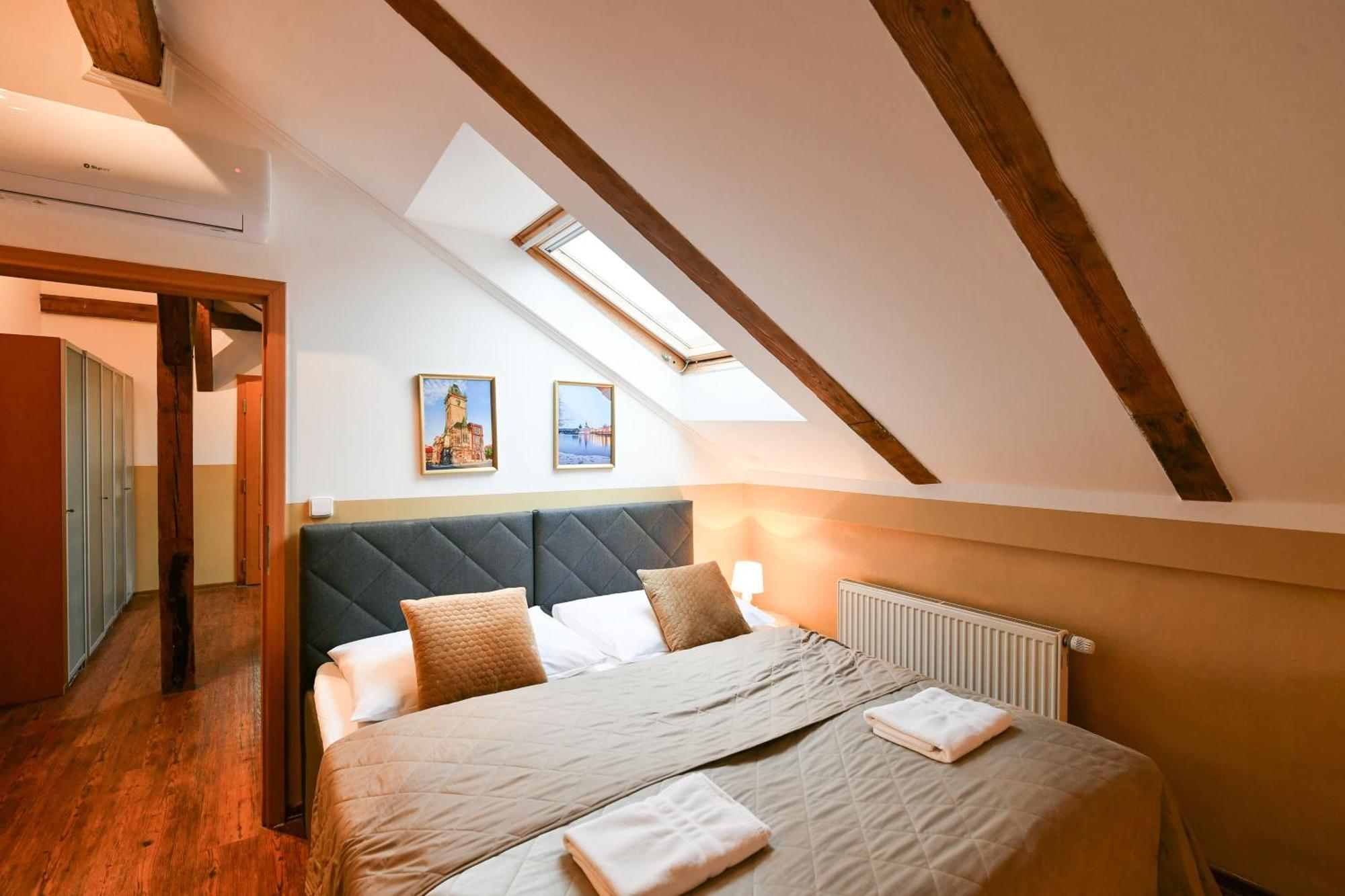 פראג Amazing Charles Bridge Apartment מראה חיצוני תמונה