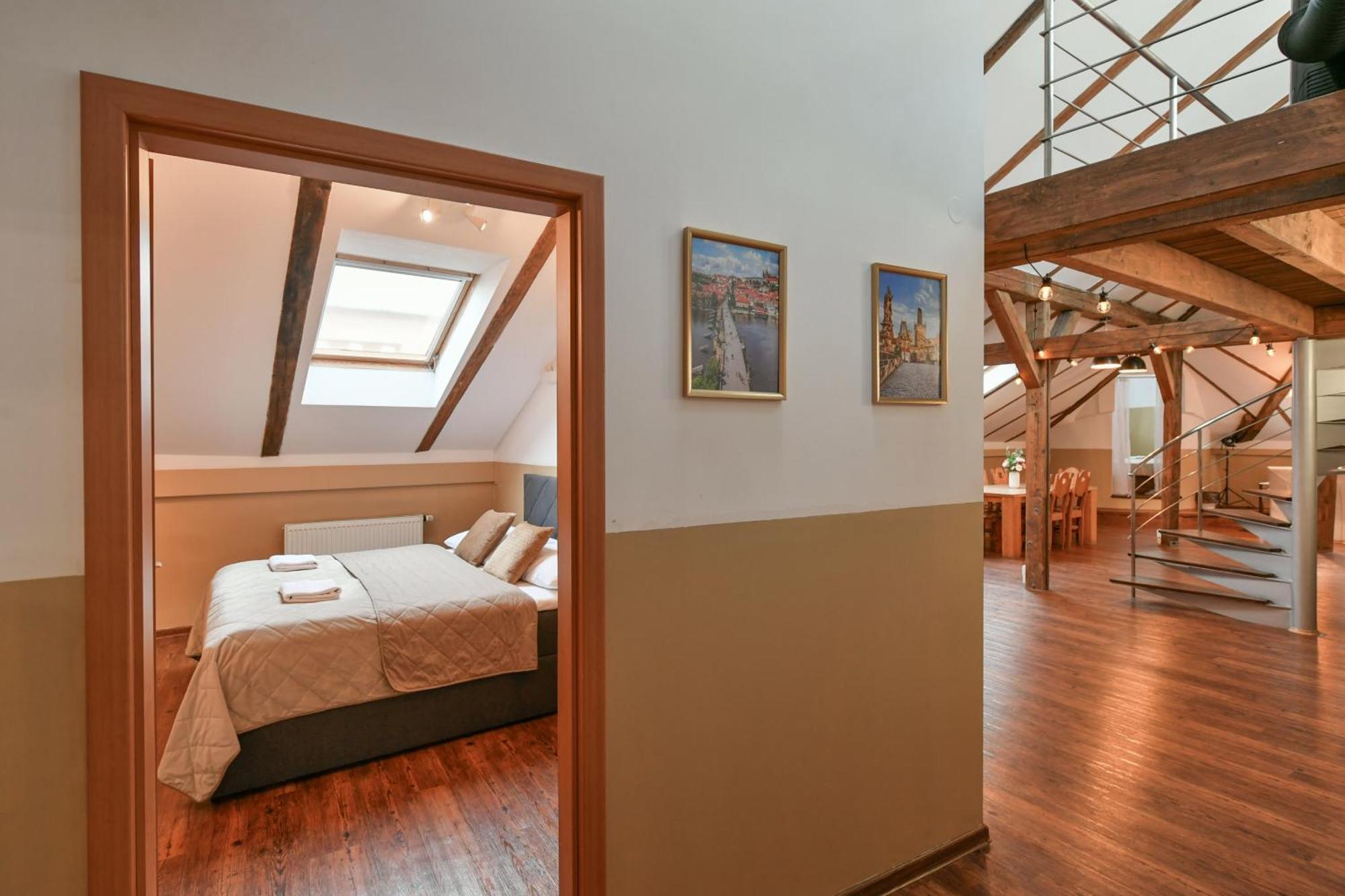 פראג Amazing Charles Bridge Apartment מראה חיצוני תמונה